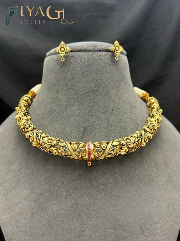 Stone stones on a gold-tone choker necklace set, ideal for festive occasions - PiyaGuJwells